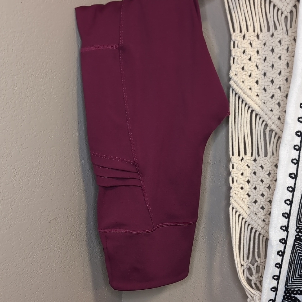 Zyia Cranberry Triple Pocket Leggings Size 4